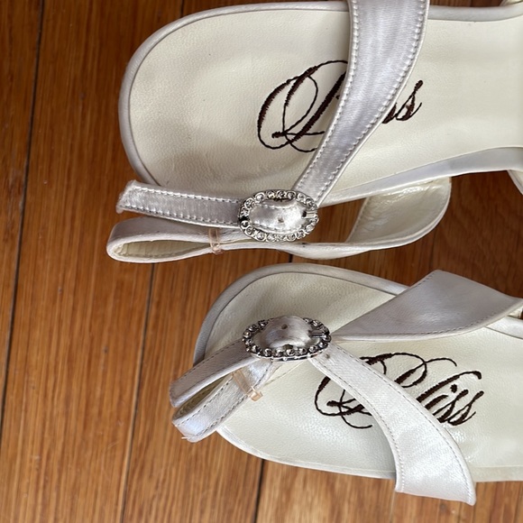 New Bliss Pumps cream color with silver/diamond buckle on straps size 9.5 - Picture 4 of 4